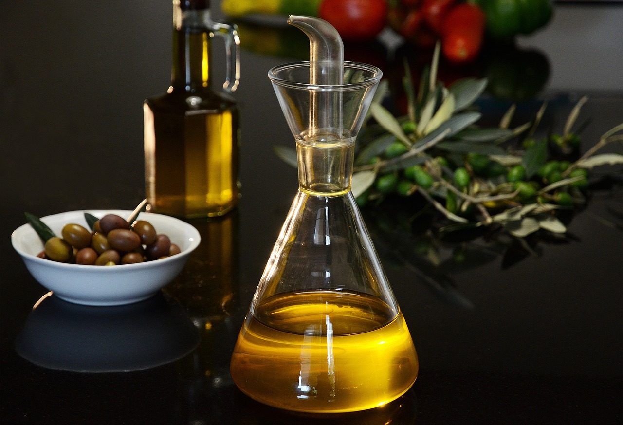 Φρέσκα λαχανικά και φρούτα σε φωτεινό περιβάλλον που συμβολίζουν ισορροπημένη διατροφή